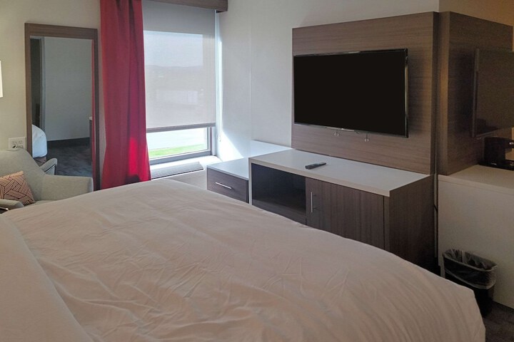 1 King Bed Accessible (23 of 33)