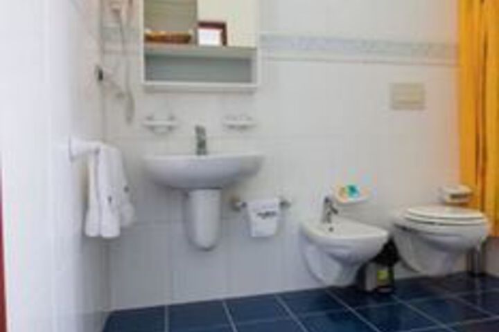 Room 4 of 27