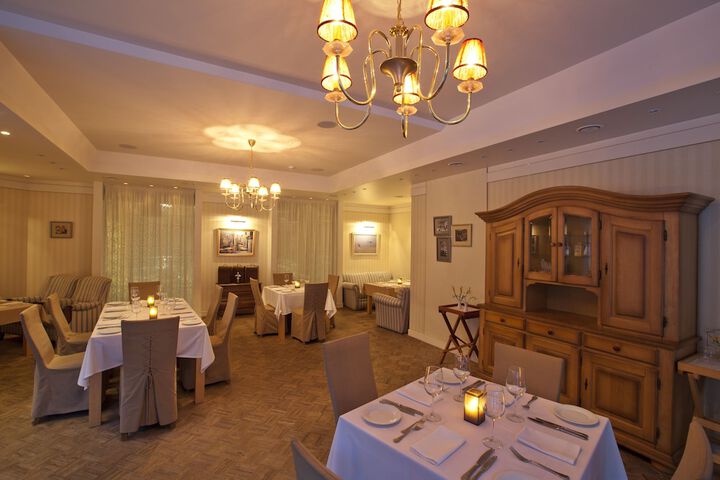 Dining 44 of 51