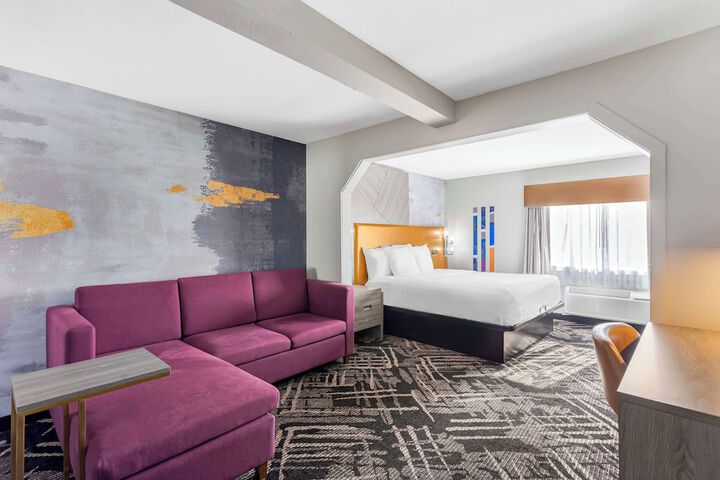 2 Queen Accessible Bathtub Microwave, Refrigerator WiFi Continental Breakfast (2 of 21)