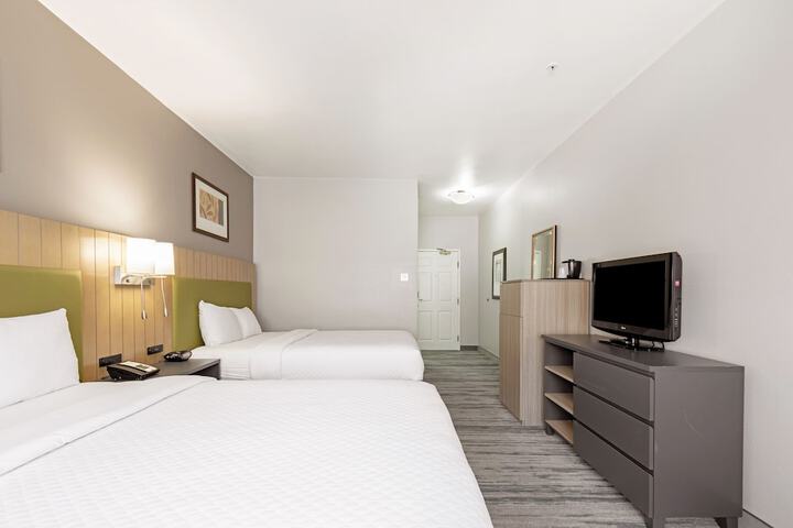 2 Queen Beds (9 of 10)