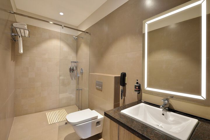 Room 5 of 8