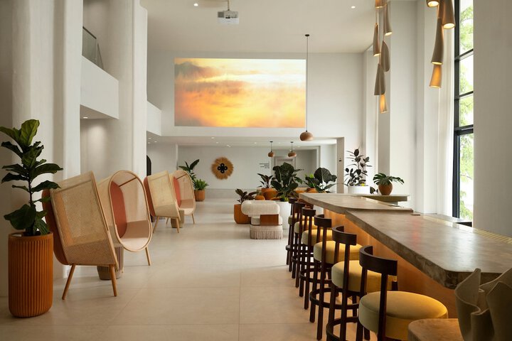 Lobby lounge