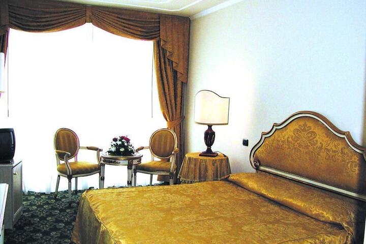 Room 7 of 25