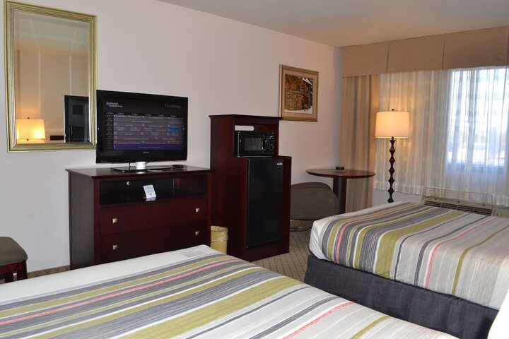 2 Queen Beds (8 of 9)
