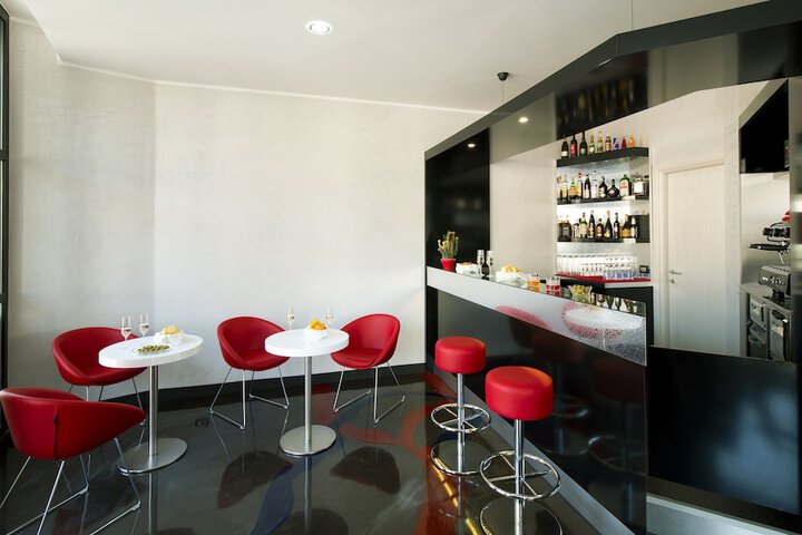 Lounge 67 of 81