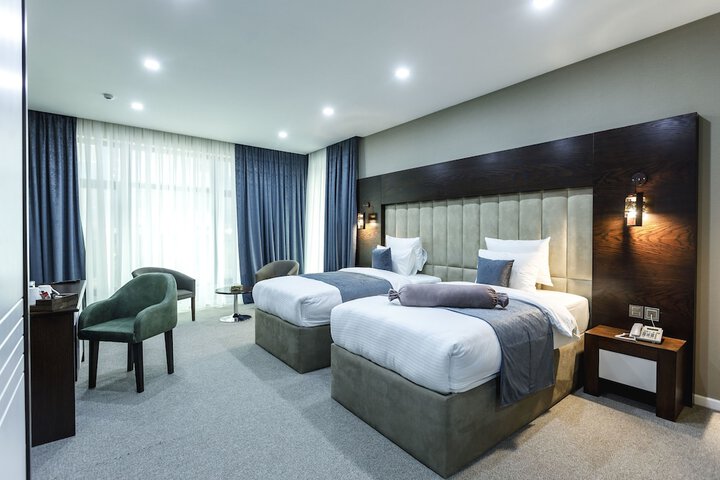 Room 10 of 33