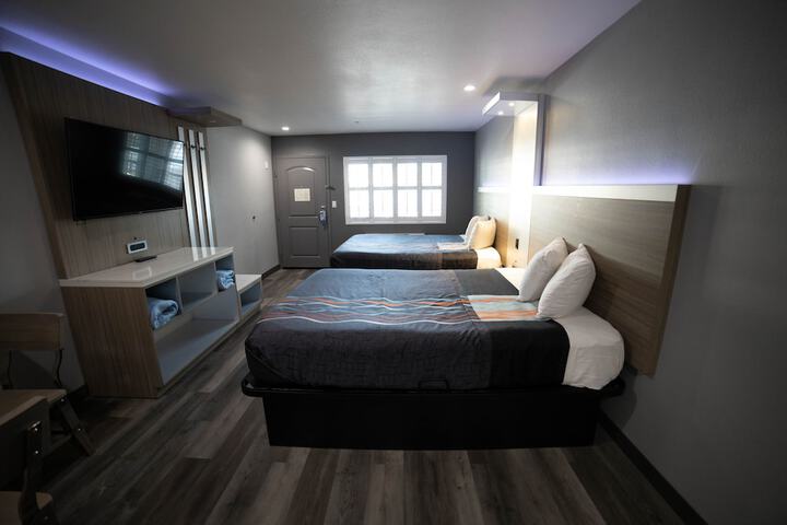 2 Queen Beds (7 of 18)