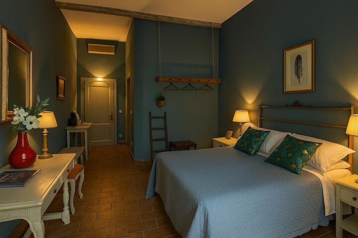 Room 5 of 100