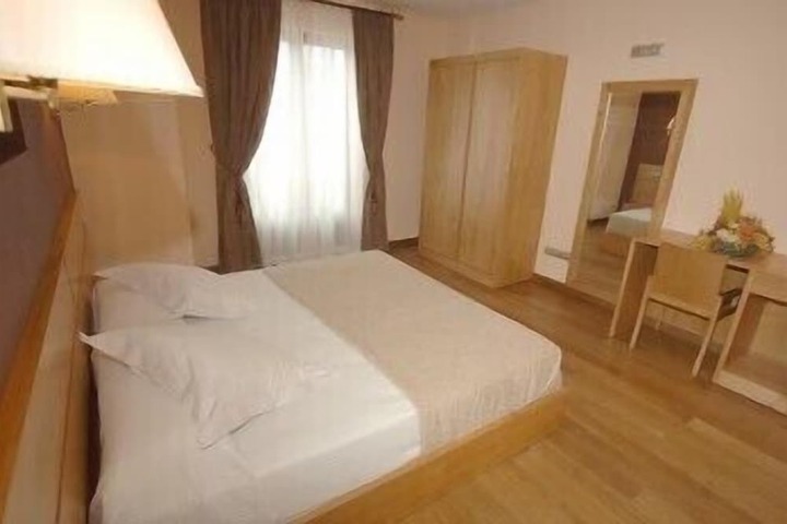 Room 6 of 47