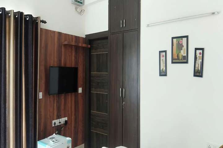Room 4 of 13