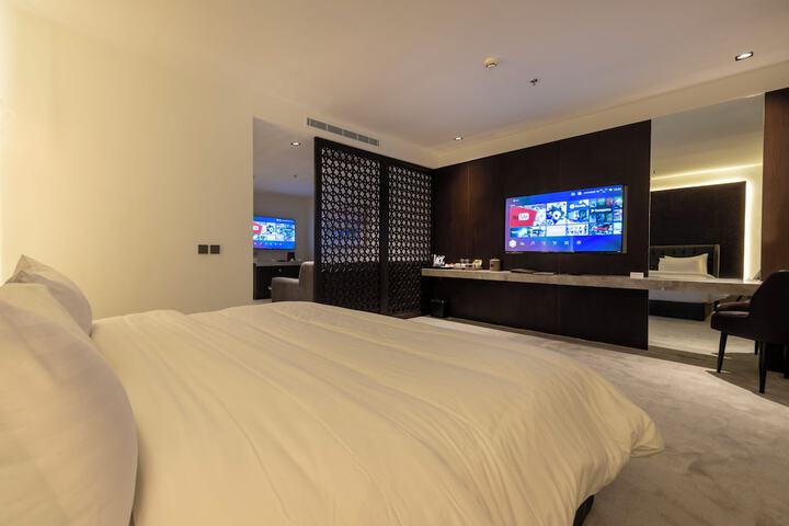 Room 13 of 32
