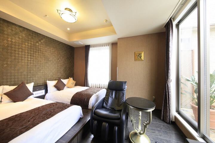 Room 10 of 42
