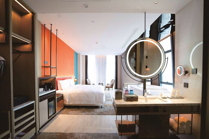 Room 8 of 84