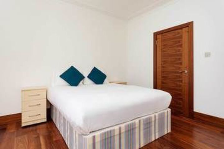 Room 6 of 16