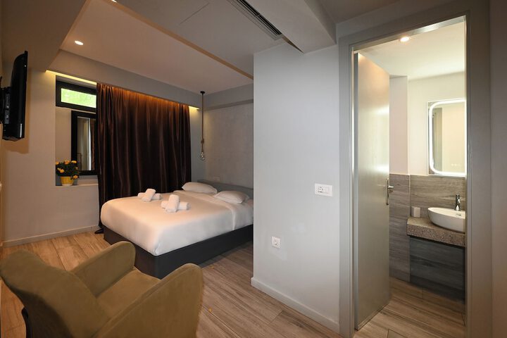 Room 79 of 200