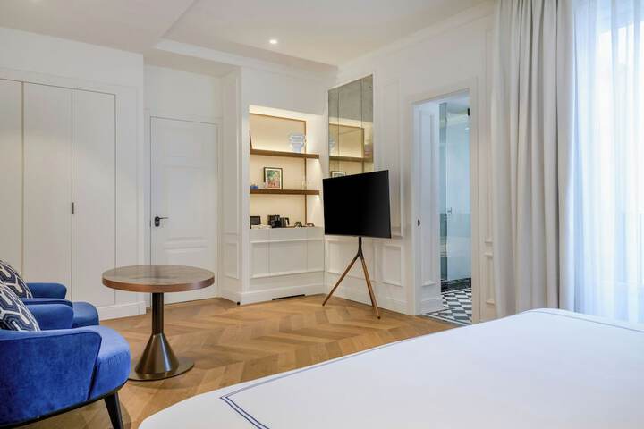 Room 32 of 53
