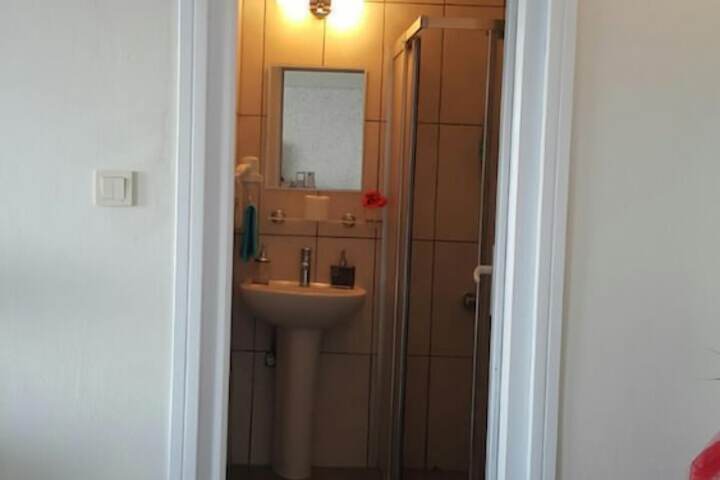 Room 9 of 16