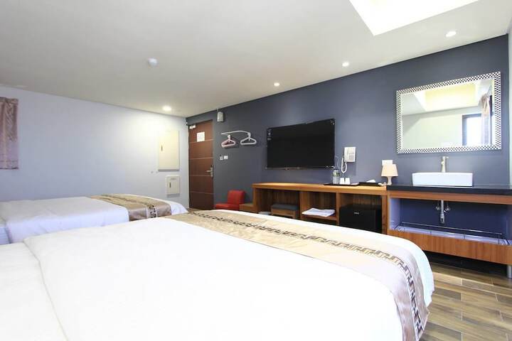 Room 7 of 62