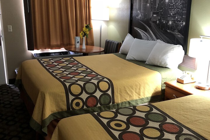 2 Double Beds (8 of 12)