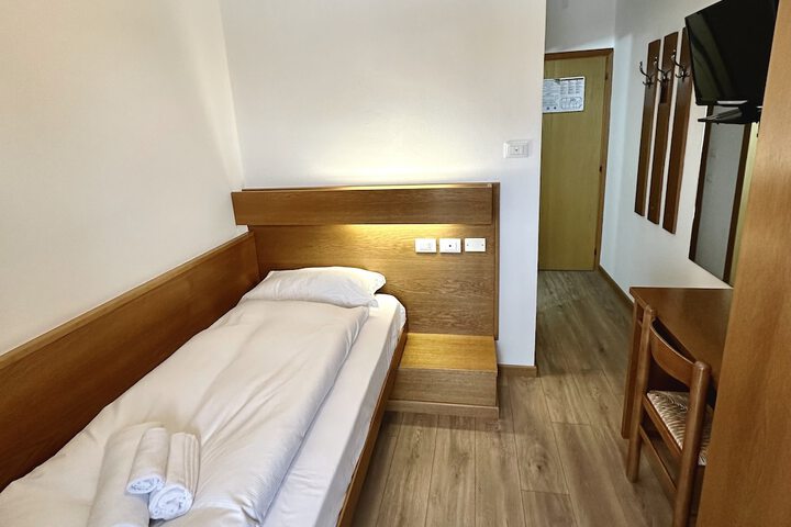 Room 8 of 34