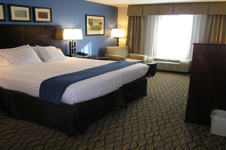 1 King Bed (6 of 11)