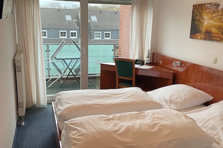 Room 11 of 18