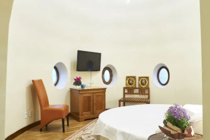 Room 4 of 8