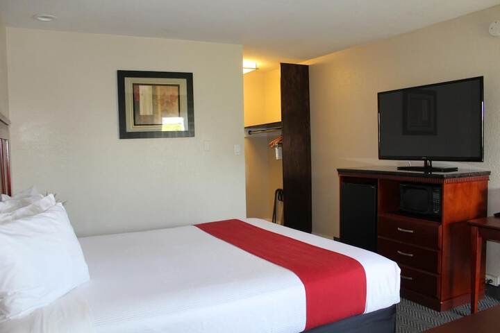 1 Queen Bed (11 of 16)
