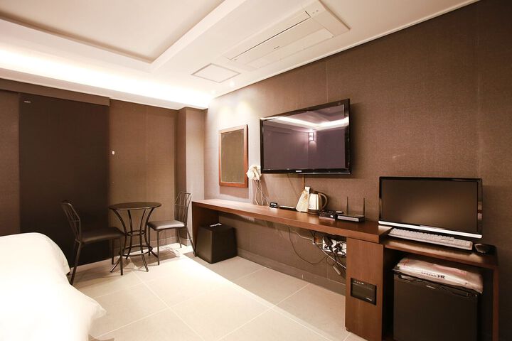 Room 75 of 83