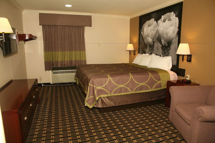 1 King Bed (3 of 6)