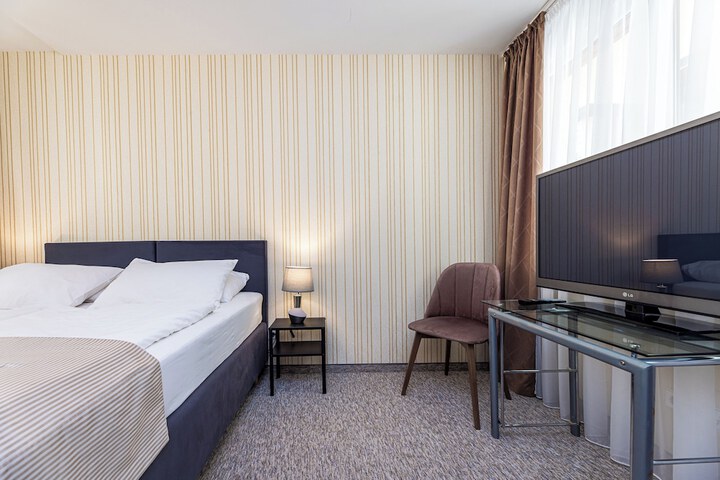 Room 163 of 214