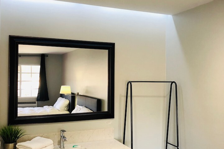 1 Queen Bed (7 of 49)