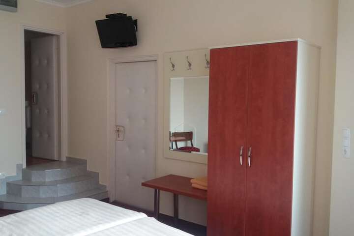 Room 12 of 38