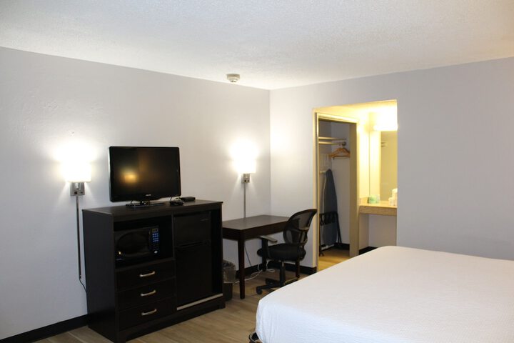 1 King Bed (6 of 20)