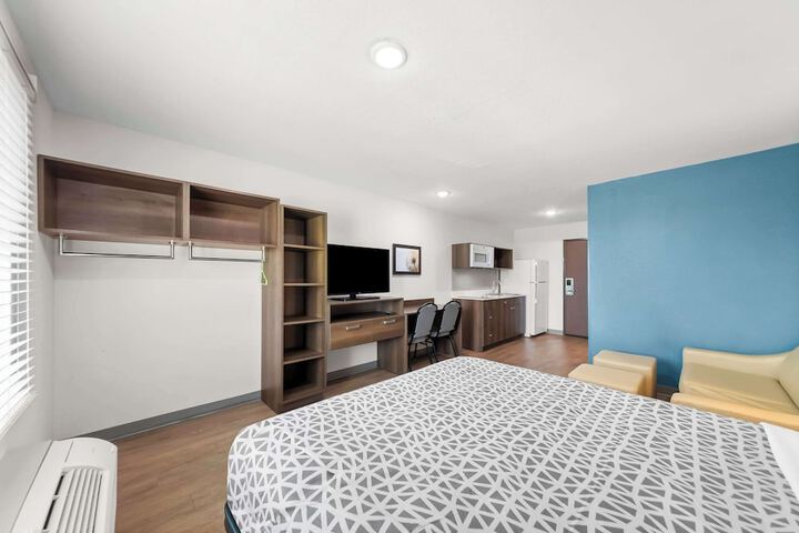 Suite Queen Bed (1 of 25)