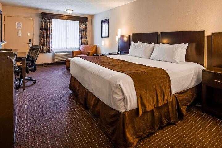 1 King Bed High Speed Internet Accessible Coffee Maker, Hairdryer Iron and Ironing Board Full Breakfast (8 of 8)