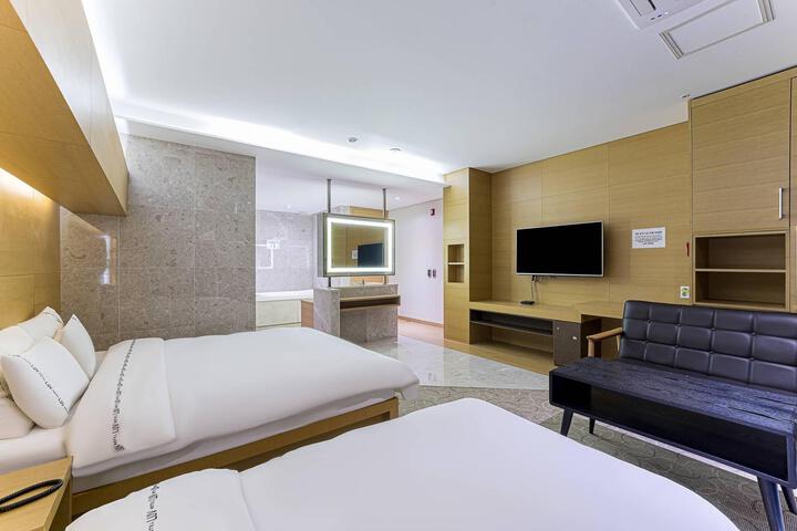 Room 6 of 9