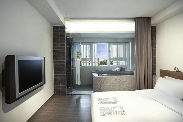 Room 4 of 40