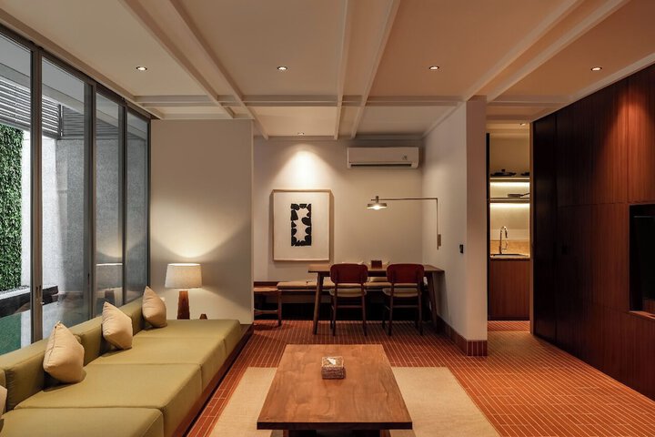 Room 10 of 18