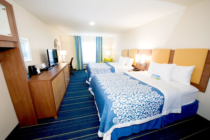 2 Queen Beds (2 of 3)