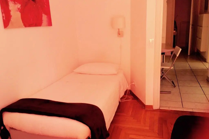 Room 5 of 9