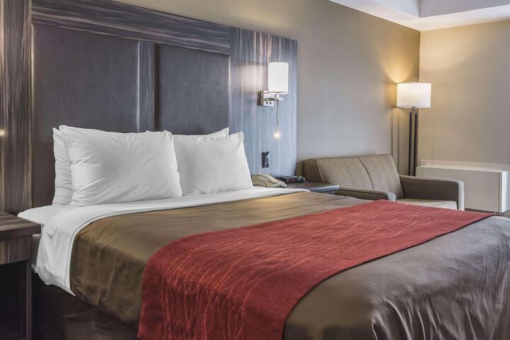 1 Queen Bed (5 of 16)