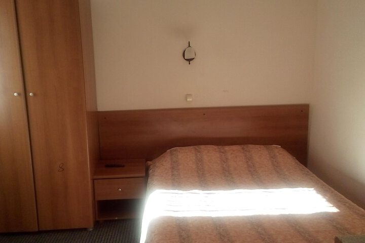 Room 6 of 14