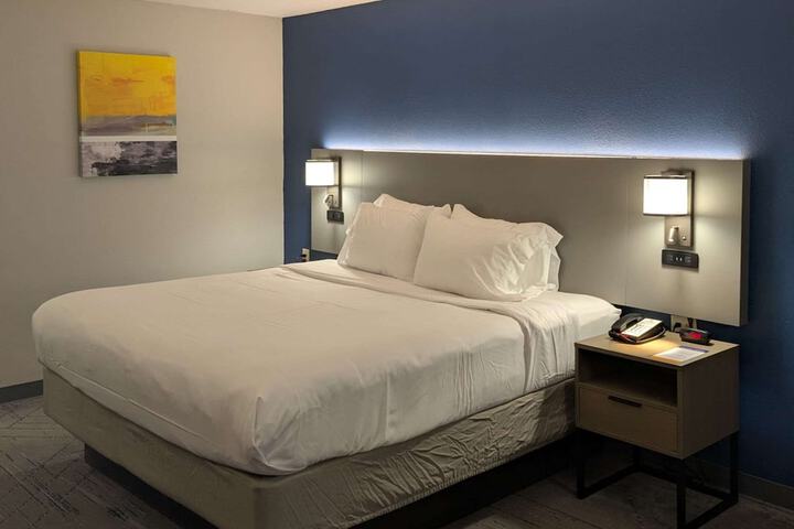 Room 9 of 18