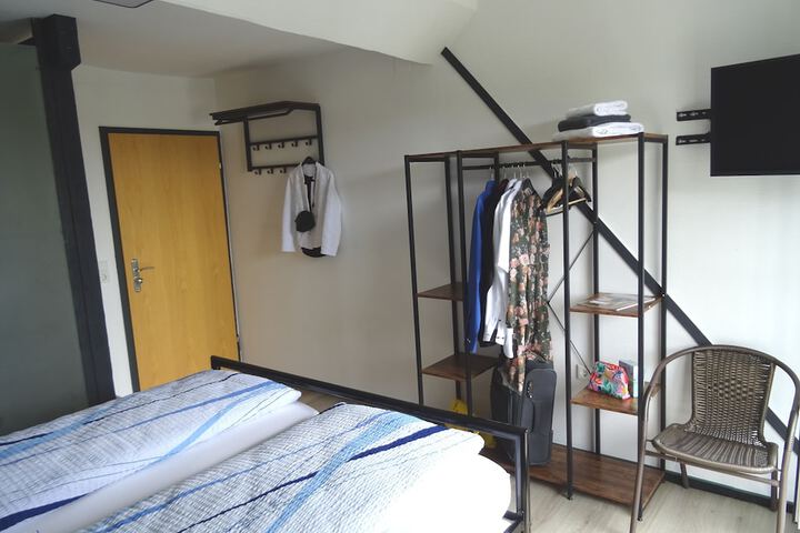 Room 12 of 442
