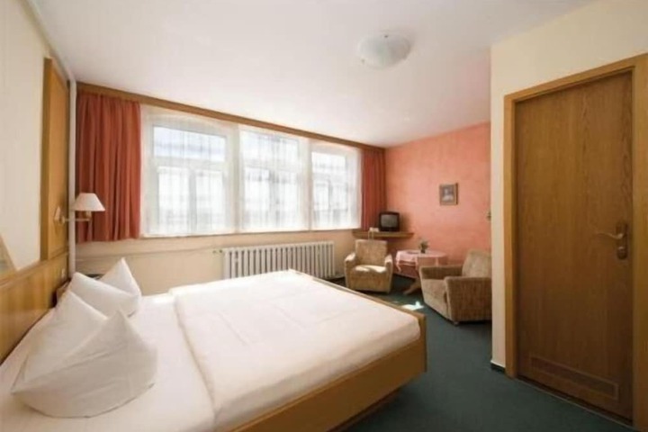 Room 7 of 27