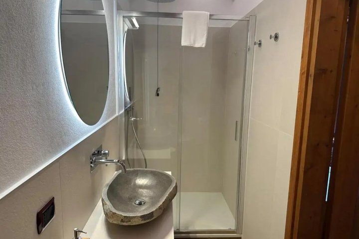 Room 8 of 18