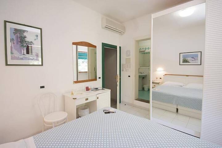 Room 34 of 110