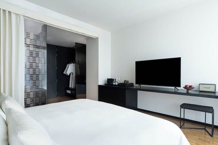 Room 16 of 76